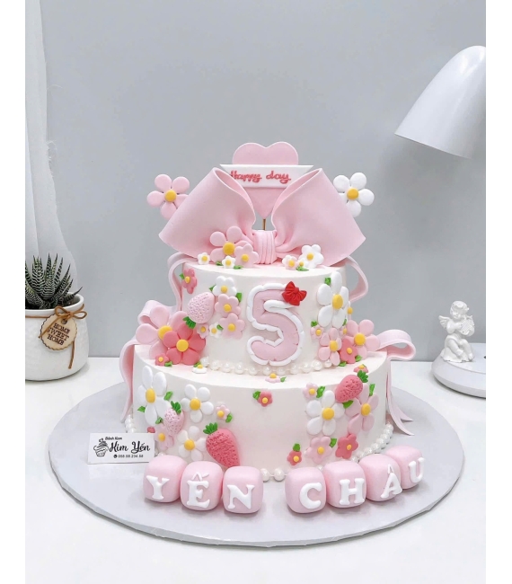 Bánh sinh nhật bé gái lên 2 tầng hot hiện nay 