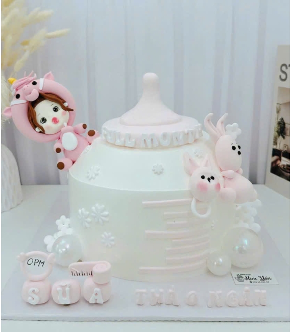 Bánh kem đầy tháng tạo hình bình sữa cho bé gái 