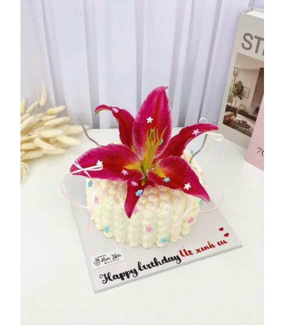 Bánh kem dành cho nữ kết hợp hoa đỏ xinh 