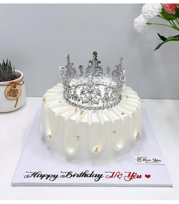 Bánh kem tone trắng kèm vương miện siêu hot hiện nay 