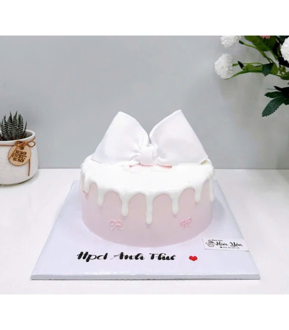 Bánh kem tone trắng nơ xinh hot 