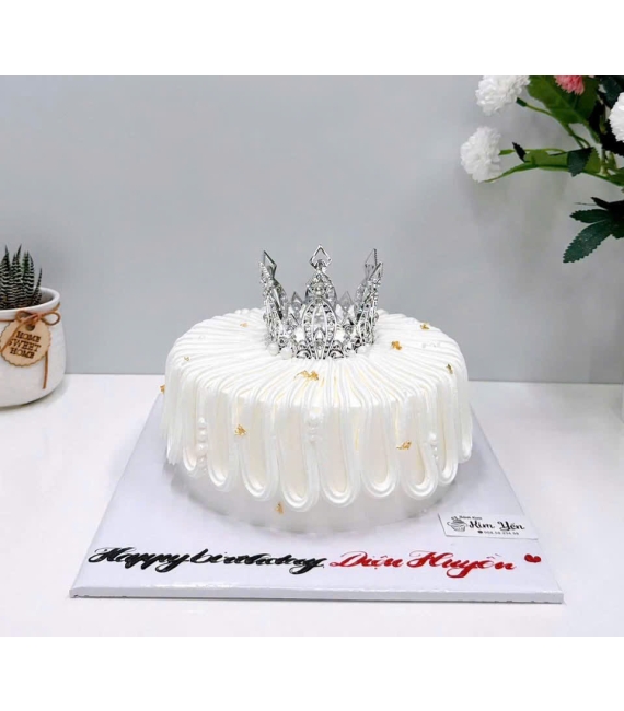 Bánh kem tone trắng kèm vương miện hot 
