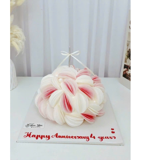 Mẫu bánh kem đẹp hoa giấy gạo mừng kỉ niệm 4 năm 