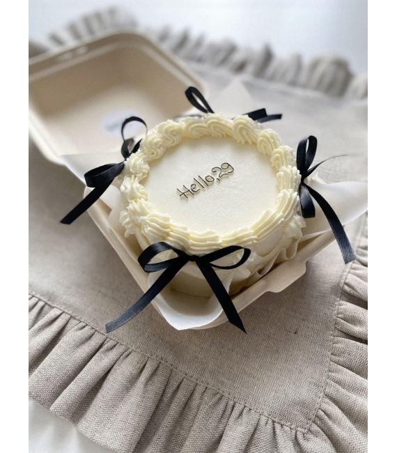 Bánh bento tone trắng trang trí nơ đen