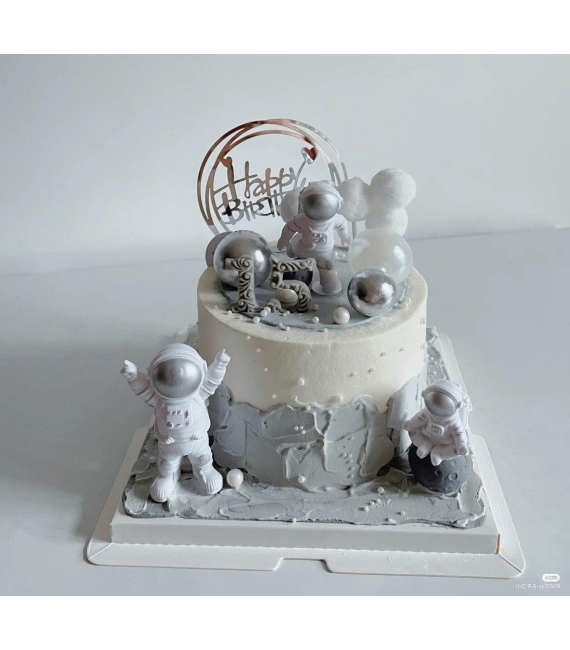 Bánh fondant thôi nôi phi hành gia cho bé trai
