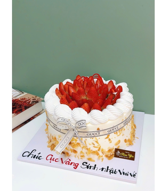 Bánh kem bắp trang trí đầy dâu tây