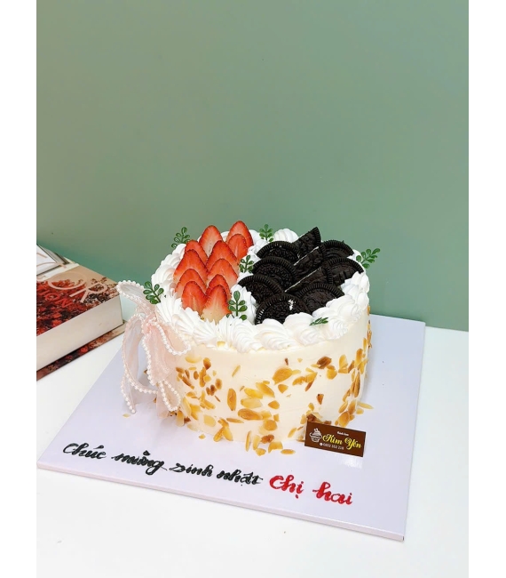 Bánh bắp trang trí đầy dâu tây và socola