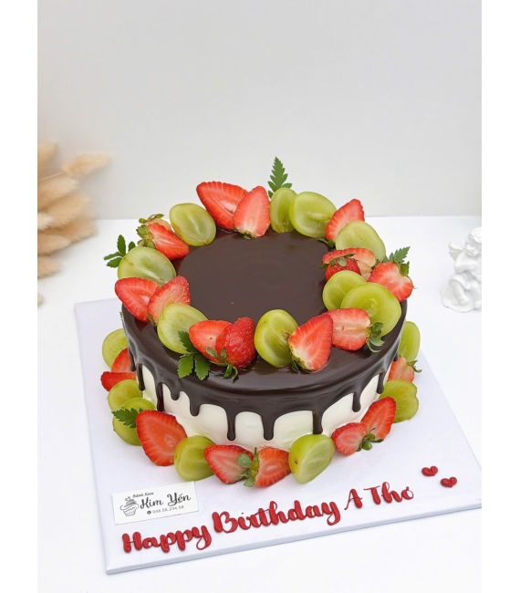 Bánh sinh nhật socola kèm trang trí trái cây tươi