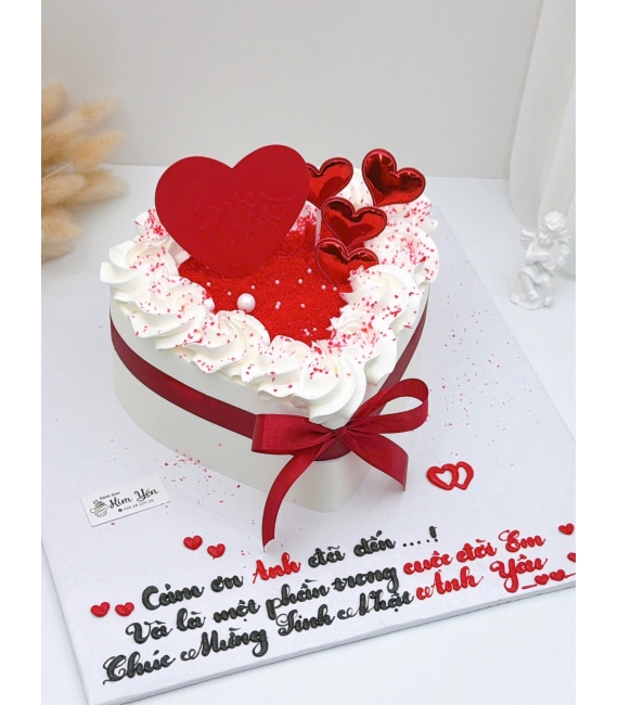 Bánh kem dành nữ trái tim viết lịch ngày kỷ niệm