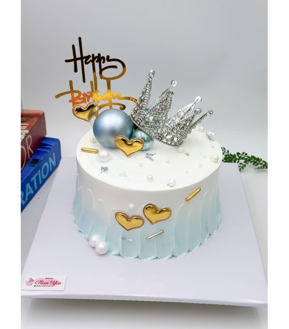 Bánh kem chúc mừng có phụ kiện vương miện