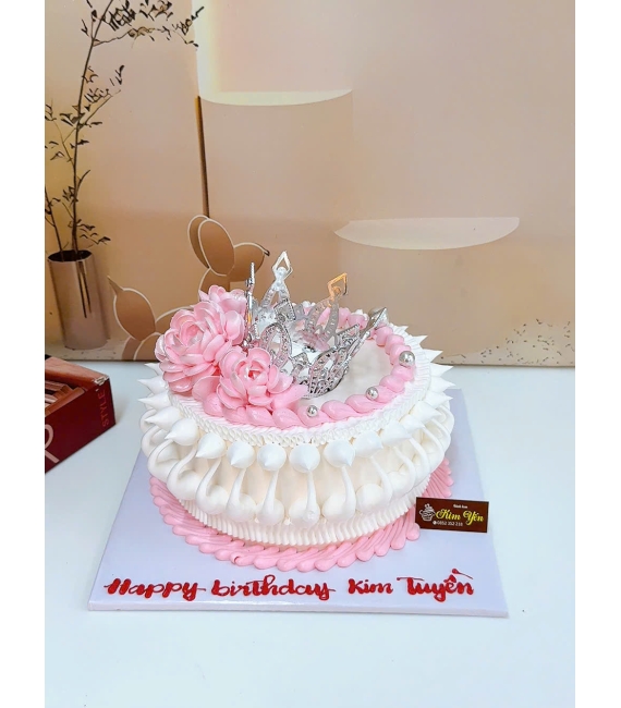 Bánh Kem tone hồng kèm vương miện
