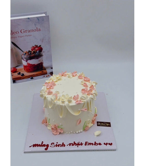 Bánh Kem tone hồng hoa nhí hot 2025