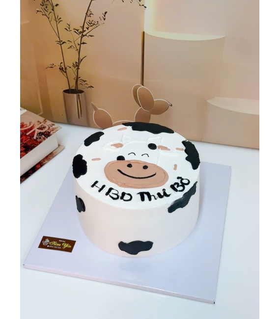 Mẫu bánh kem vẻ hình chibi con bò đáng yêu