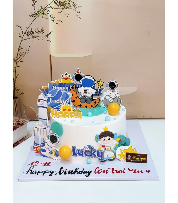 Bánh kem chúc mừng dành cho bé trai yêu thích người phi hành gia