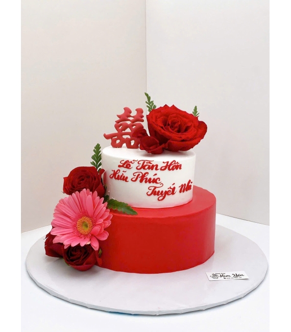 Mẫu Bánh Kem cưới tone đỏ hot 2026 mix hoa tươi 