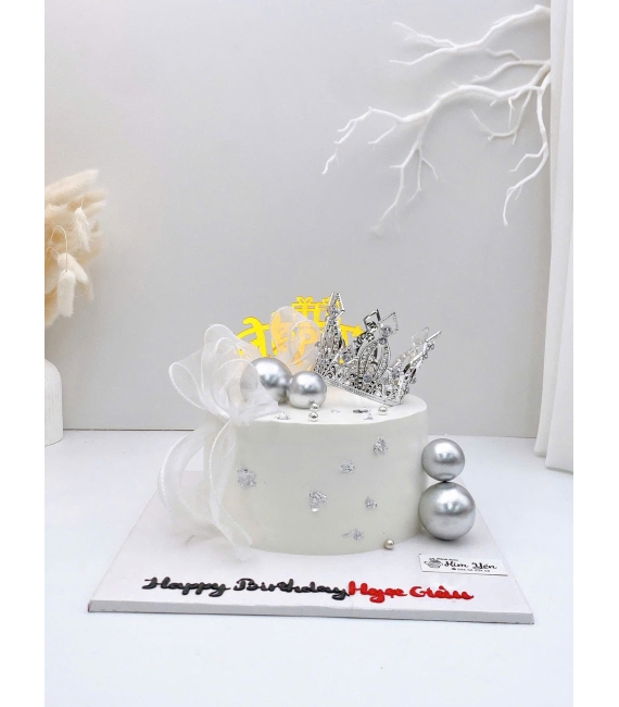 Bánh kem vương miện tone trắng hot hiện nay 