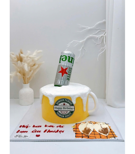 Bánh kem tạo hình ly bia kèm món mực khô 