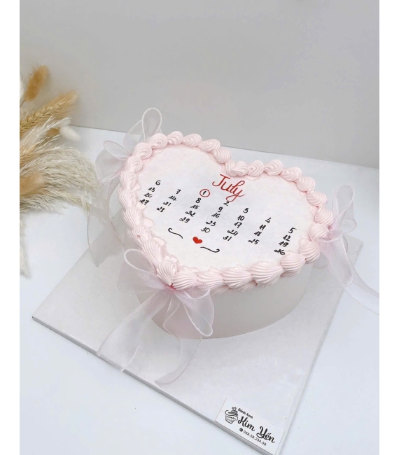 Bánh kem tặng nữ hình trái tim có lịch kỷ niệm 